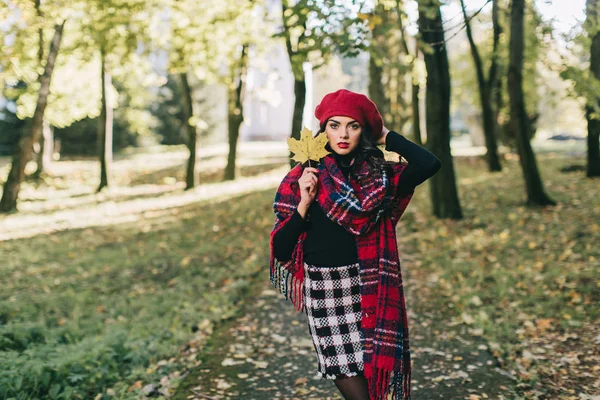 Krásná žena v podzimním parku — Stock fotografie