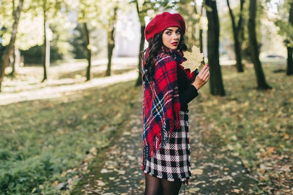 Gyönyörű nő az őszi parkban — Stock Fotó