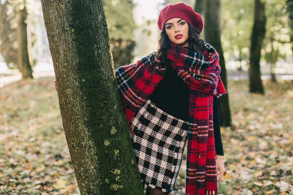 Mulher bonita no parque de outono — Fotografia de Stock