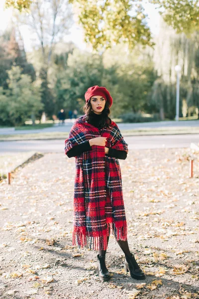 Mulher bonita no parque de outono — Fotografia de Stock