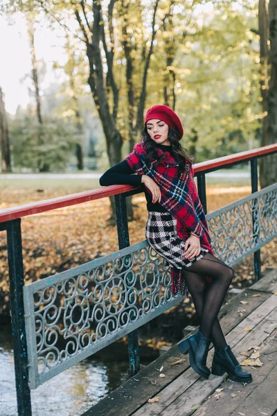 Mooie vrouw in het herfstpark — Stockfoto