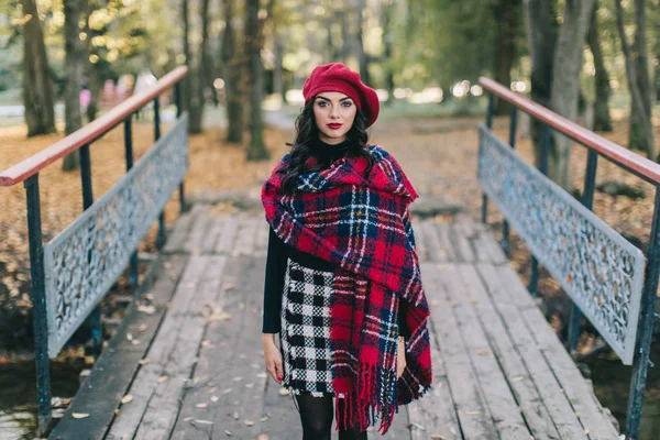 Sonbahar parkında güzel bir kadın