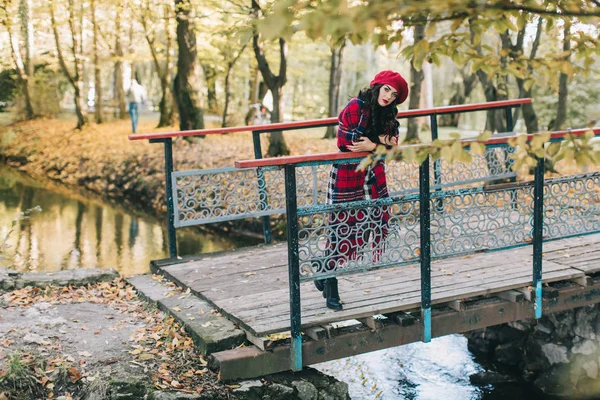 Sonbahar parkında güzel bir kadın
