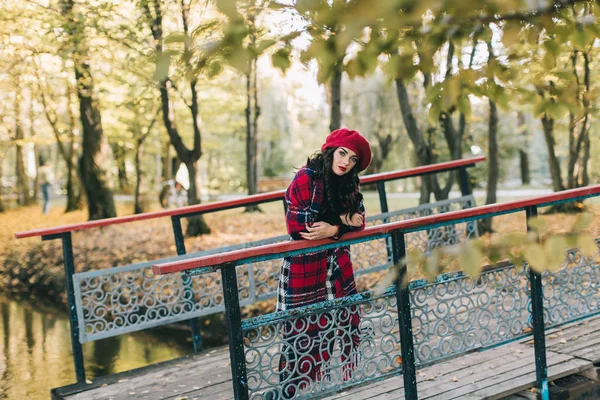 Sonbahar parkında güzel bir kadın