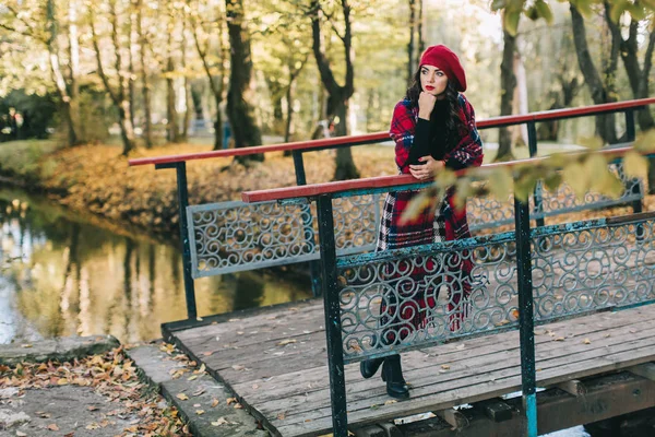 Mulher bonita no parque de outono — Fotografia de Stock