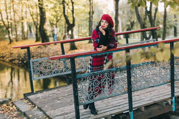 Sonbahar parkında güzel bir kadın