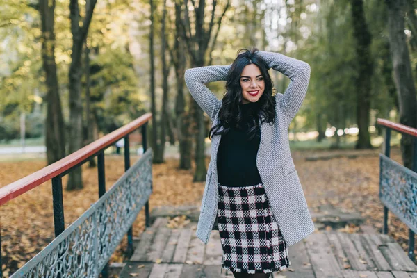 Hermosa mujer en el parque de otoño — Foto de Stock