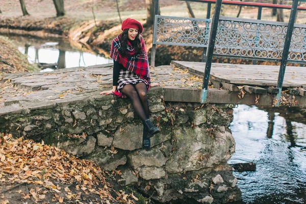 Mooie vrouw in het herfstpark — Stockfoto