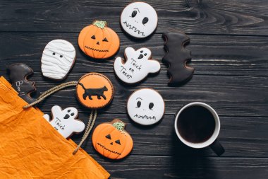 Fincan kahve ve gingerbread tutan kız 