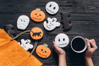Fincan kahve ve gingerbread tutan kız 