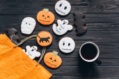 Fincan kahve ve gingerbread tutan kız 