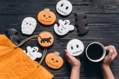 Fincan kahve ve gingerbread tutan kız 