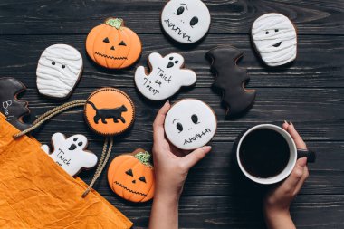 Fincan kahve ve gingerbread tutan kız 