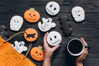 Fincan kahve ve gingerbread tutan kız 