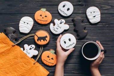 Fincan kahve ve gingerbread tutan kız 