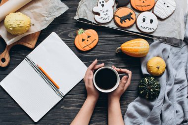 kız Cadılar Bayramı için hazırlanıyor 