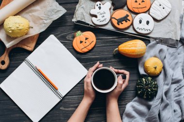 kız Cadılar Bayramı için hazırlanıyor 