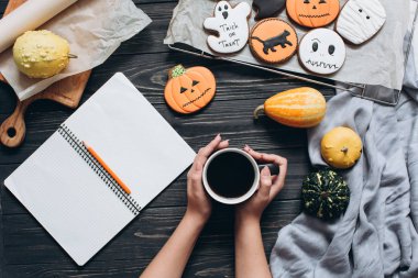 kız Cadılar Bayramı için hazırlanıyor 