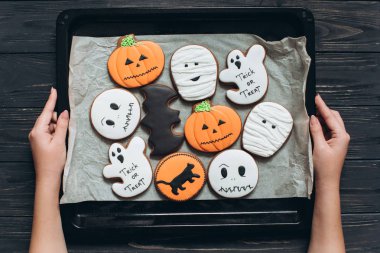 Cadılar Bayramı için zencefilli kurabiye pişmiş kız