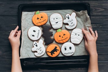 Cadılar Bayramı için zencefilli kurabiye pişmiş kız