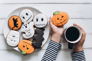 kız Cadılar Bayramı için hazırlanıyor 