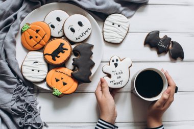 kız Cadılar Bayramı için hazırlanıyor 