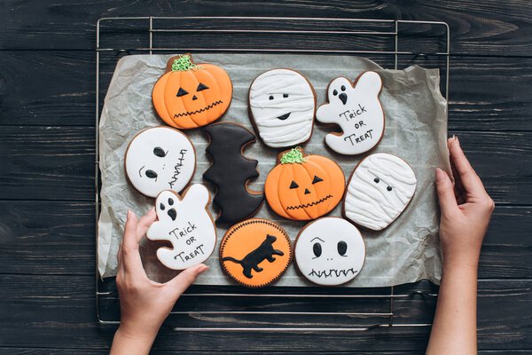 girl cooked gingerbread for Halloween