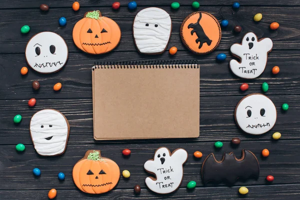 Cores doces e pão de gengibre assustador para o Halloween — Fotografia de Stock