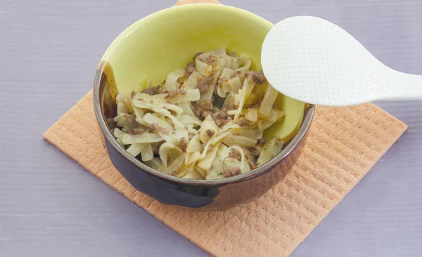 Donanma tarzı makarna bir tabak