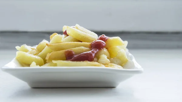 Güzel kokulu kızarmış patates domates sos ile