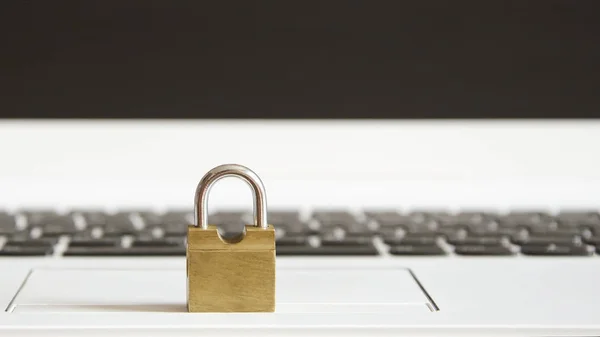 Sarı kale beyaz dizüstü standları