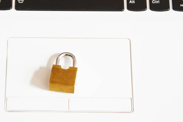 Sarı kale beyaz dizüstü standları