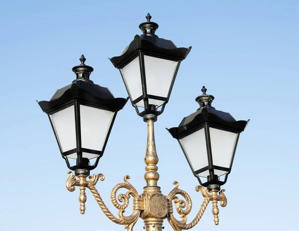 Eski tarz sokak lambaları yakın plan.