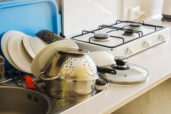 Mutfakta farklı bulaşıkları yıkadım.