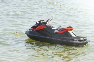Yazın denizde siyah spor su scooter 'ı