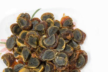 Beyaz arka plan üzerinde izole kızarmış korunmuş yumurta