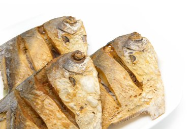Pompano Fried izole beyaz arka plan üzerinde.