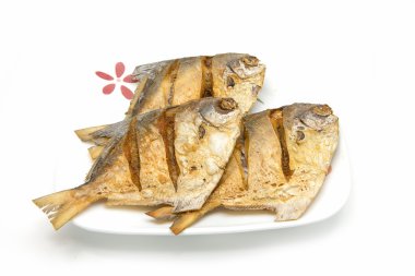 Pompano Fried izole beyaz arka plan üzerinde.