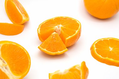 Beyaz arkaplanda portakal meyvesi izole