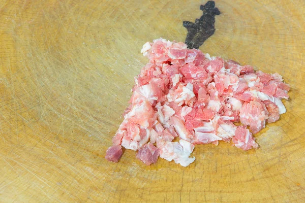 Costolette di maiale crude fresche sul tagliere — Foto Stock