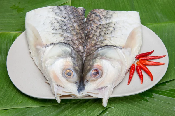 Ikan laut segar dengan cabai di atas piring — Stok Foto