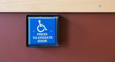 Engelli erişim giriş paneli bir duvar.