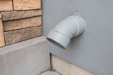 yağmur suyu boru gri çimento duvar