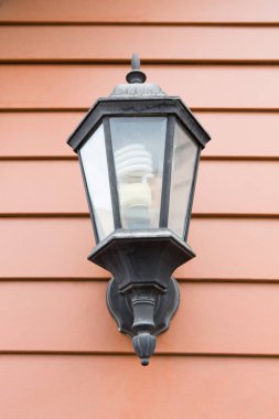 Ahşap duvar arka plan üzerinde asılı lamba