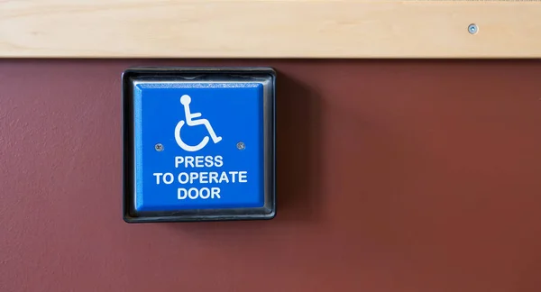 Cuscinetto di accesso per disabili su una parete . — Foto Stock