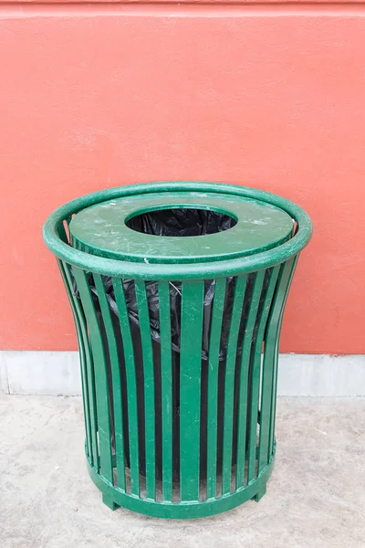 yeşil demir çöp duvara karşı