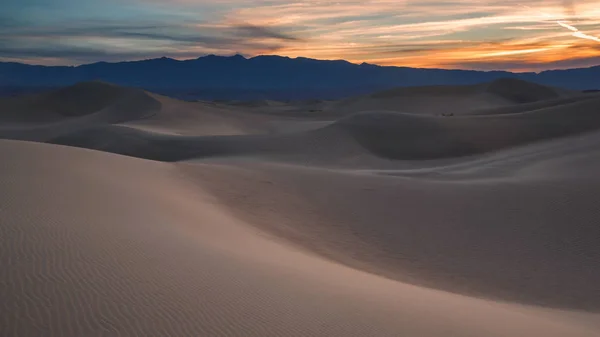Kum tepeleri üzerinde dalgaların. Güneş doğuyor. Mesquite F çöl