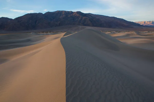 Golven van zand bovenop de duinen. Sunrise. Woestijn in Mesquite F — Stockfoto