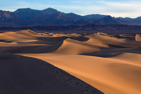 Ondas de areia no topo das dunas. Nascer do sol. Deserto em Mesquite F — Fotografia de Stock