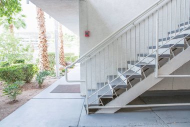 Açık beton merdiven